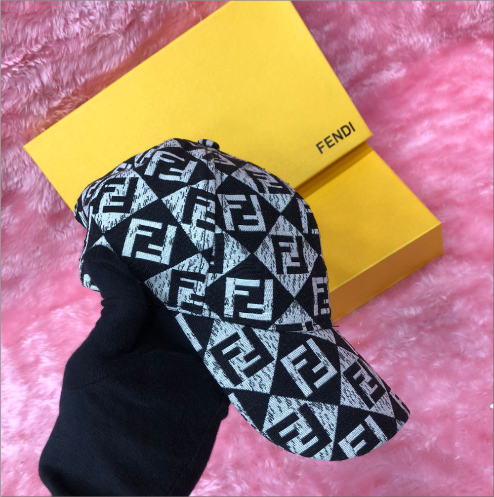 FENDI BLACK WHITE PRINT CAP